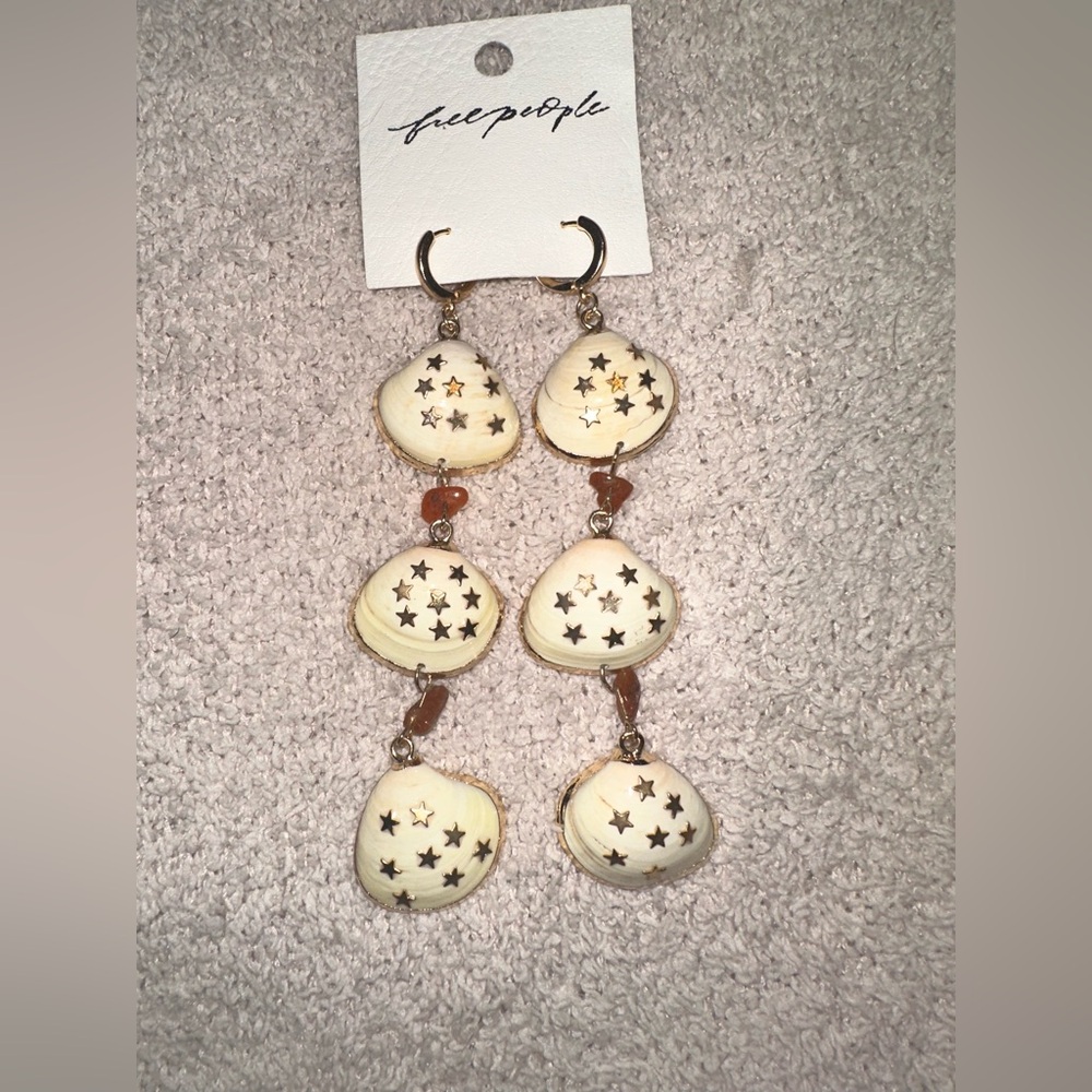 NWT FREE PEOPLE Bahama Baby Earrings - Apricot Three Shells
$48 MSRP - Picture 3 of 5